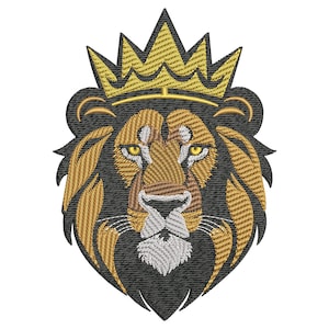 Puede incluir: Una cabeza de león negra y marrón con una corona dorada en la parte superior. El león tiene una expresión seria y ojos amarillos.