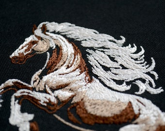 高貴な馬の刺繍デザイン - 濃い色の生地に白いたてがみを持つ野生の