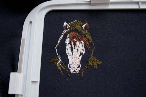 パーカーを着た馬の刺繍デザイン、ダークな生地に合う都会的な動物の頭