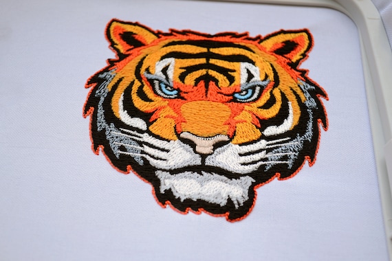 魅惑的な虎の顔の刺繍デザイン - 鮮やかな漫画スタイル、機械