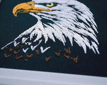 リアルな鷲の頭の刺繍デザイン - 雄大なアメリカの鳥、暗い色の生地の