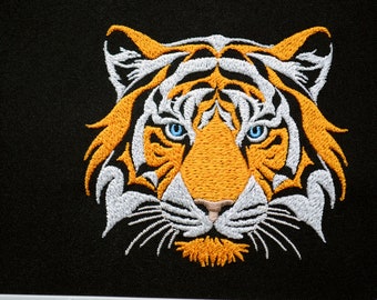 雄大な虎の頭の刺繍デザイン - ダークな生地に野生動物の顔をステッチ