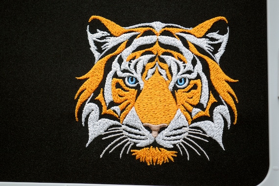 雄大な虎の頭の刺繍デザイン - ダークな生地に野生動物の顔をステッチ