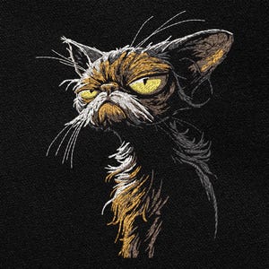 Op de afbeelding: Een geborduurd ontwerp van een chagrijnige kat met gele ogen, een witte snor en een frons. De vacht van de kat is een mix van bruin, oranje en wit, tegen een zwarte achtergrond. De borduurstijl geeft een getextureerde, artistieke uitstraling.