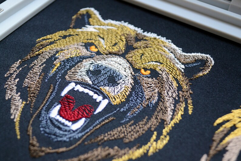 Diseño de bordado rápido de cabeza de oso feroz - Boceto de animal salvaje del bosque para tela oscura, símbolo de poder salvaje, archivos PES para máquina digital imagen 2