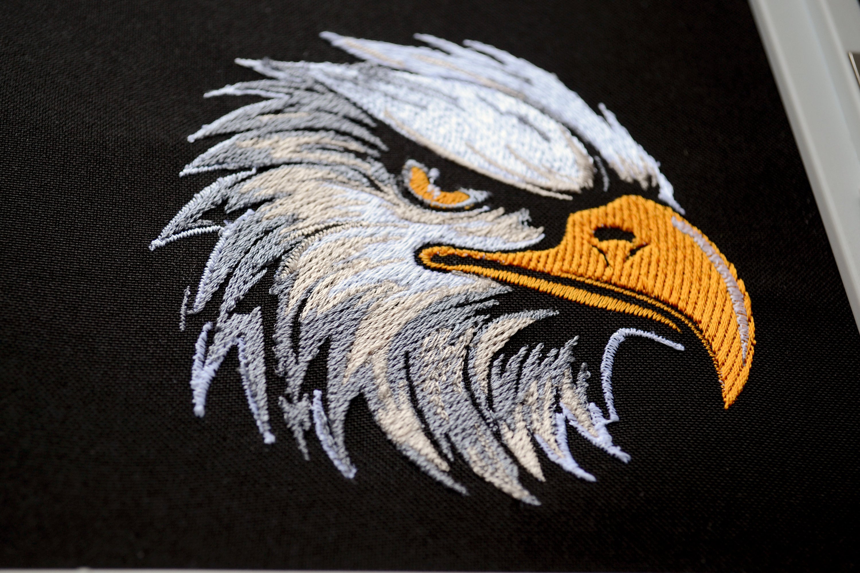 白頭鷲の頭の刺繍デザイン - ダークな生地に施された雄大なアメリカの 
