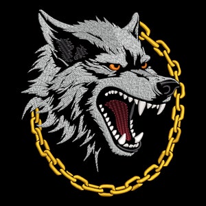 Könnte beinhalten: Ein knurrender Wolfskopf mit einer goldenen Kette darum. Die Augen des Wolfes sind orange und sein Maul ist offen, wodurch scharfe Zähne sichtbar werden. Die Kette besteht aus dicken, verbundenen Ringen.
