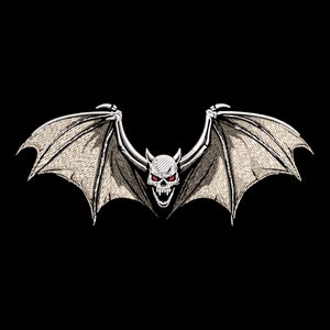Può includere: Un pipistrello bianco con occhi rossi e denti aguzzi, con le ali spiegate, su uno sfondo nero.