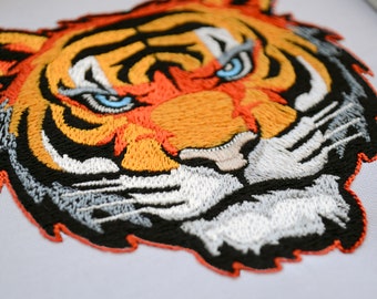 魅惑的な虎の顔の刺繍デザイン - 鮮やかな漫画スタイル、機械刺繍用の