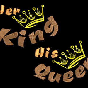 Può includere: Il testo "Her King" e "His Queen" in marrone con una corona dorata sopra ogni parola.