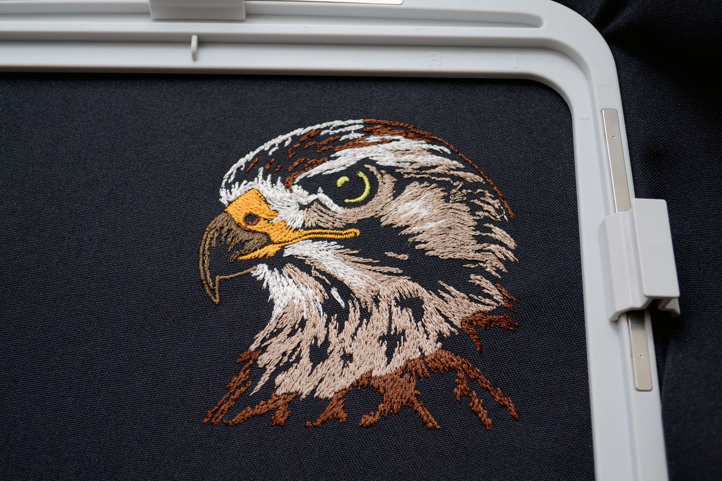 リアルなタカの頭の刺繍デザイン - ダークな生地用の高貴な鳥のフィル
