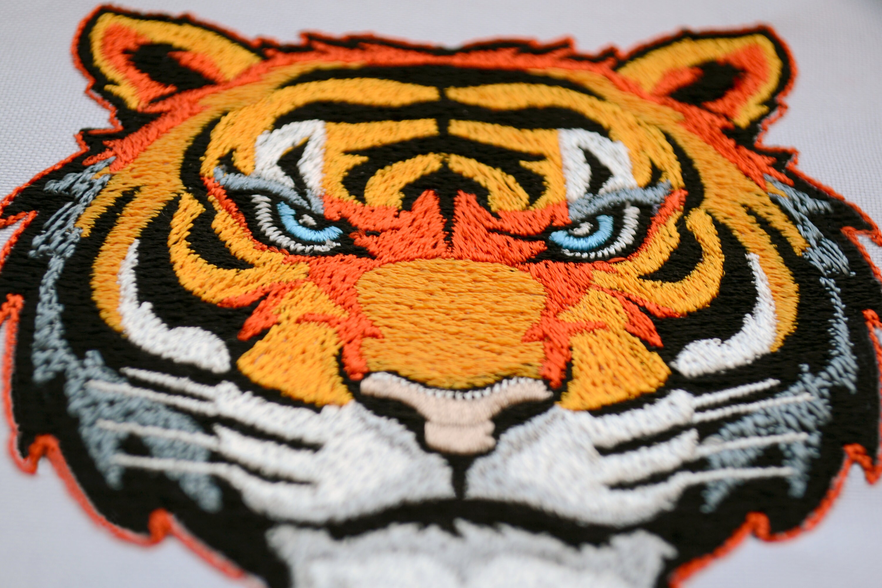 魅惑的な虎の顔の刺繍デザイン - 鮮やかな漫画スタイル、機械刺繍用の