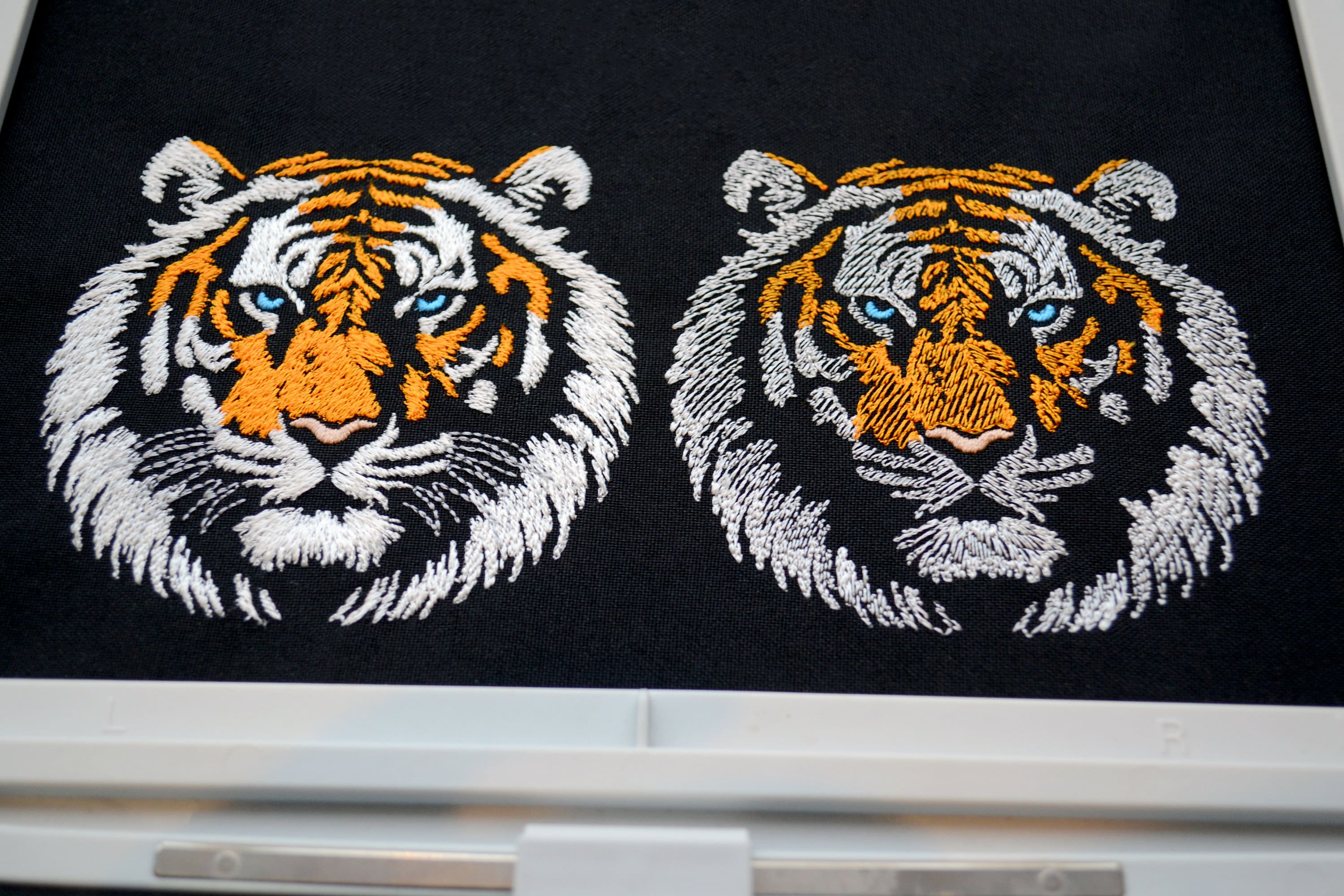 クイックステッチのリアルな虎の頭の刺繍デザイン - 黒い布の高貴な 