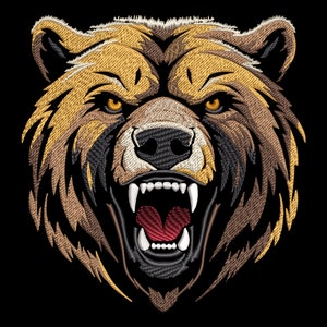 Op de afbeelding: Geborduurde berenkop met open mond, met scherpe witte tanden en een rode tong. De vacht is een mix van bruine, bruine en zwarte draden, tegen een zwarte achtergrond. De beer heeft een boze uitdrukking.