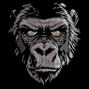 Może przedstawiać: Zbliżenie na twarz goryla, przedstawione w czarno-białym stylu haftowanym. Oczy goryla są jaskrawo pomarańczowe, a jego futro jest szczegółowo przedstawione za pomocą skomplikowanych ściegów.