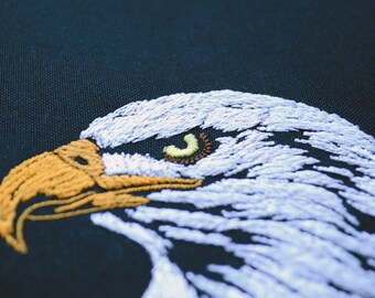 リアルな鷲の頭の刺繍デザイン - 雄大なアメリカの鳥、暗い色の生地の
