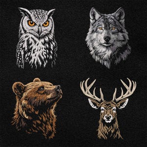 Può includere: Quattro ritratti ricamati di animali su sfondo nero. Le immagini includono un gufo con occhi arancioni, un lupo, un orso e un cervo con grandi corna. I dettagli del ricamo sono intricati, mostrando le caratteristiche degli animali.