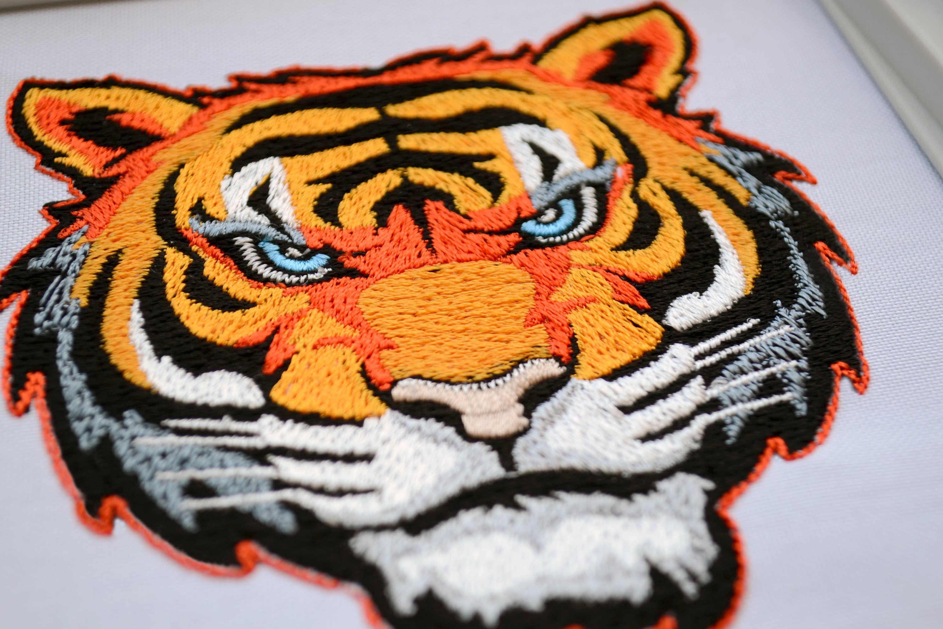 虎　刺繍絵 刺繍画 昭和時代装飾品 文化刺繍 寅 トラ 虎 刺繍絵画 - メルカリ