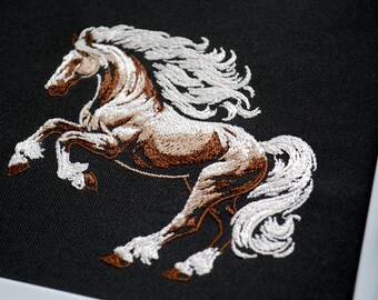 高貴な馬の刺繍デザイン - 濃い色の生地に白いたてがみを持つ野生の