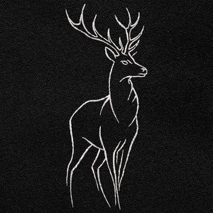 Puede incluir: Un dibujo lineal blanco de un ciervo con grandes cuernos sobre un fondo negro. El ciervo se representa de perfil, con la cabeza alta y el cuerpo en posición de pie. Los cuernos son detallados y prominentes.