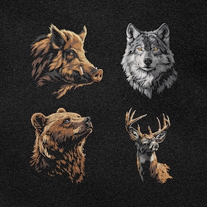 Puede incluir: Diseño bordado con cuatro retratos de animales salvajes: un jabalí, un lobo, un oso y un ciervo. Los animales están representados en tonos marrones, grises y blancos sobre un fondo negro. El jabalí tiene colmillos visibles.