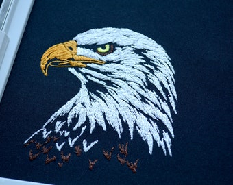 リアルな鷲の頭の刺繍デザイン - 雄大なアメリカの鳥、暗い色の生地の