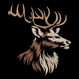 Puede incluir: Un diseño bordado de una cabeza de ciervo con cuernos, en tonos marrones y beige. El ciervo está mirando hacia la derecha y tiene un diseño estilizado y detallado.