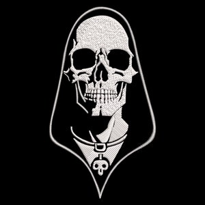 Peut inclure: Un crâne brodé blanc portant une robe à capuche avec un petit pendentif en forme de crâne sur une chaîne autour du cou.