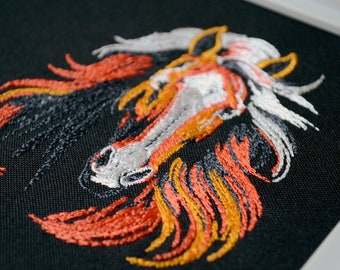 エレガントな馬の顔の刺繍デザイン - ダークな生地に合う高貴な動物の