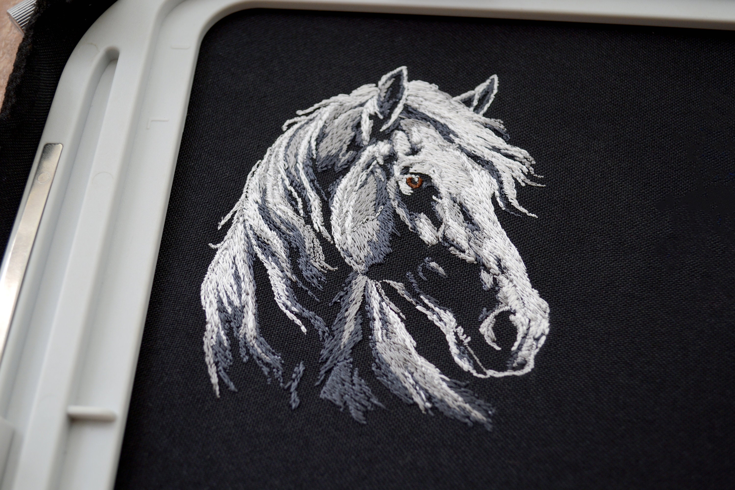 馬のシルエット刺繍パッチ il_fullxfull.6189095974_i67i.jpg