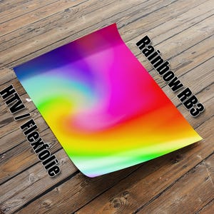 Puede incluir: Una lámina de vinilo termoadhesivo de color arcoíris, etiquetada como "Rainbow RB3" y "HTV / Flexfolie".