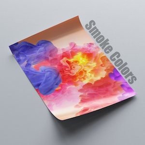 Könnte beinhalten: Ein Druck mit lebendigen Rauchfarben in Blau-, Rot-, Orange- und Lilatönen. Das Kunstwerk trägt den Text "Smoke Colors" in der oberen rechten Ecke. Der Druck wird auf einer hellgrauen Oberfläche angezeigt.