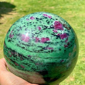 135 mm / 4.015kg Große seltene Rubin Zoisit Kristall Naturstein Kugel, Rubin Zoisit, Kristallkugel, Rubin Zoisit Kristall, UVA GLOW.