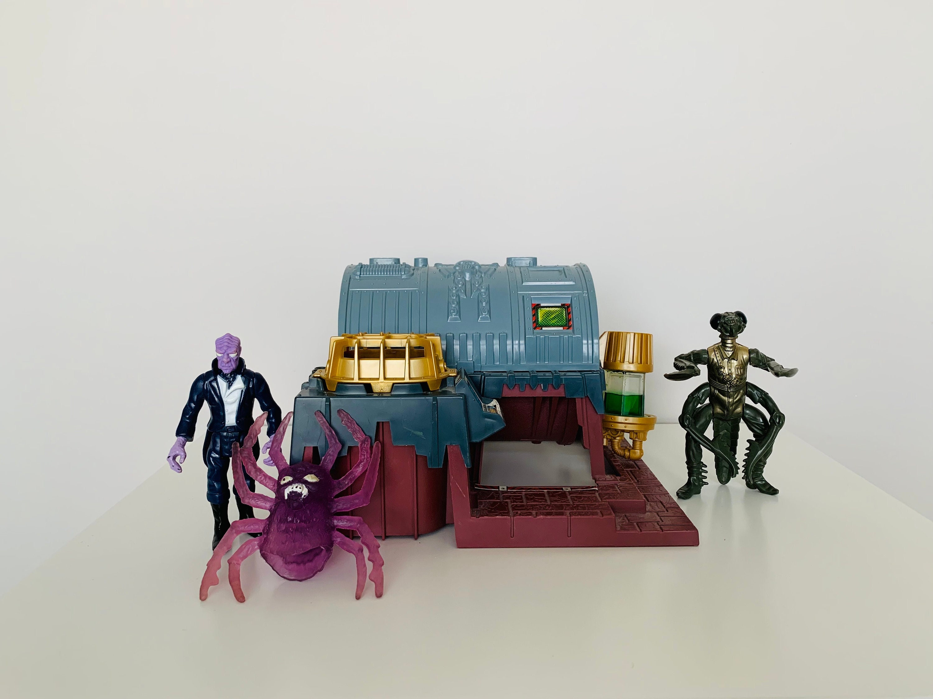 初版 ジム アンガー 1990 ユニバーサル プレス シンジケート磁器フィギュア Vintage 1990 Kenner Swamp Thing Transducer Playset With Praying