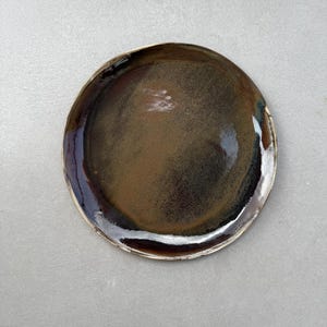 Assiette en céramique sombre - plats en poterie en céramique faits main Assiette noire et brune Assiette en céramique faite main minimaliste - Style wabi-sabi