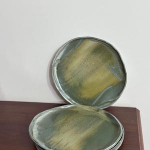 Prato de cerâmica artesanal verde em grés. Peças originais de cerâmica feitas à mão. Prato de barro. Prato minimalista. Prato de cerâmica rústico abstrato.