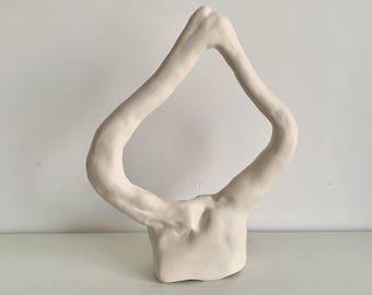 Escultura de cerámica blanca. Decoración de arte en arcilla. Decoración cerámica para el hogar.