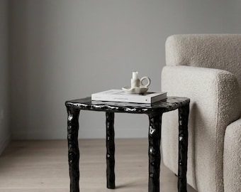 Schwarzer Keramik Beistelltisch im Wabi Sabi Stil: Skulptural gestalteter handgemachter Tisch für zeitgenössisches Interieur
