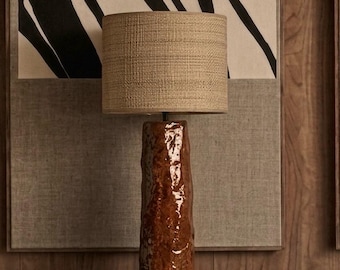 Abajur de mesa em cerâmica: Abajur alto na cor marrom cobre, esculpido à mão em estilo contemporâneo, com aproximadamente 76 cm de altura.