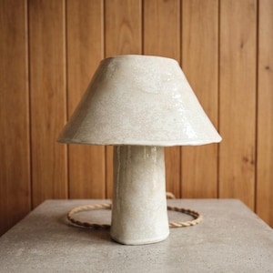 Puede incluir: Un juego de tres cuencos de cerámica anidados en tamaños graduados. Los cuencos son blancos con un acabado moteado y texturizado y presentan un borde ligeramente ensanchado. Ideal para la preparación o el servicio de alimentos.