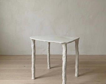 Mesa auxiliar de cerámica hecha a mano, mesa decorativa de arcilla escultural, mesa auxiliar orgánica, mesa de pedestal moderna, muebles Wabi Sabi, mesa auxiliar blanca