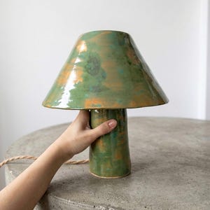Lámpara de mesa de cerámica verde hecha a mano, lámpara minimalista de arcilla, lámpara de noche moderna, lámpara de mesa de cerámica