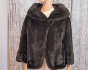 Cappotto vintage in visone marrone scuro: collo a scialle, maniche a tre quarti