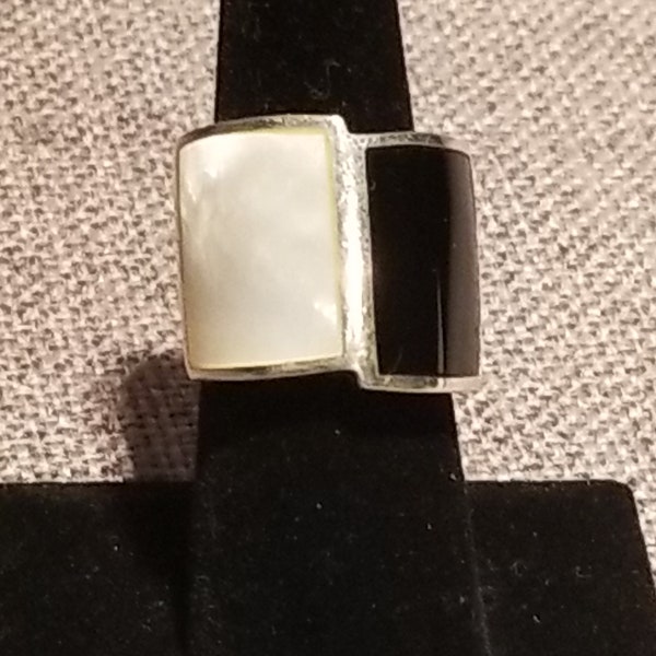 Chunky Sterling Silver, Onyx and Mother of Pearl - Black and  White Ring - Stamped 925 THAI