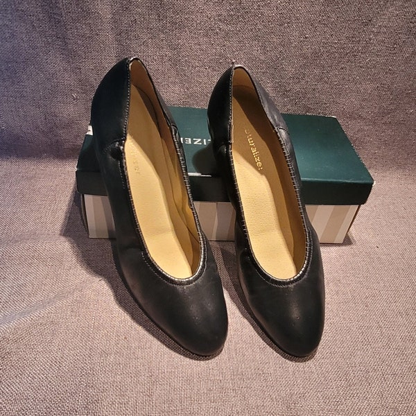 Naturalizer Rosyln Navy Leather Low Heels - Size 9