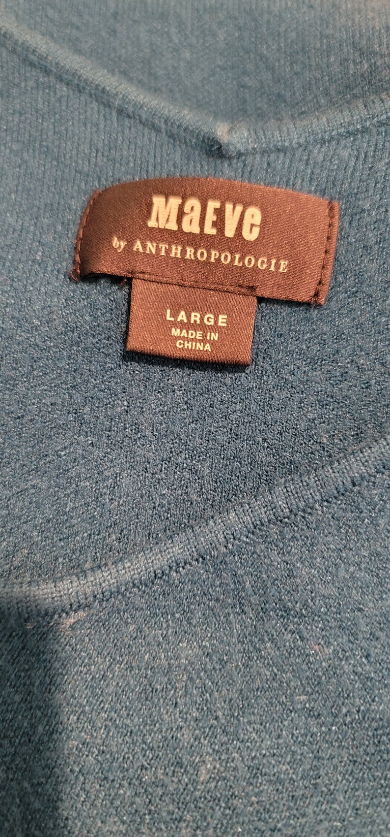 Pu&ograve; includere: Un'etichetta marrone scuro con testo bianco che recita "Maeve by Anthropologie" e "Large Made in China".
