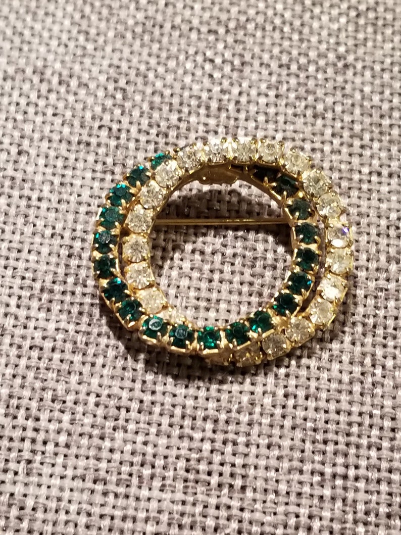 Intertwined Double Circle Emerald and Clear Rhinestone Brooch unsigned
