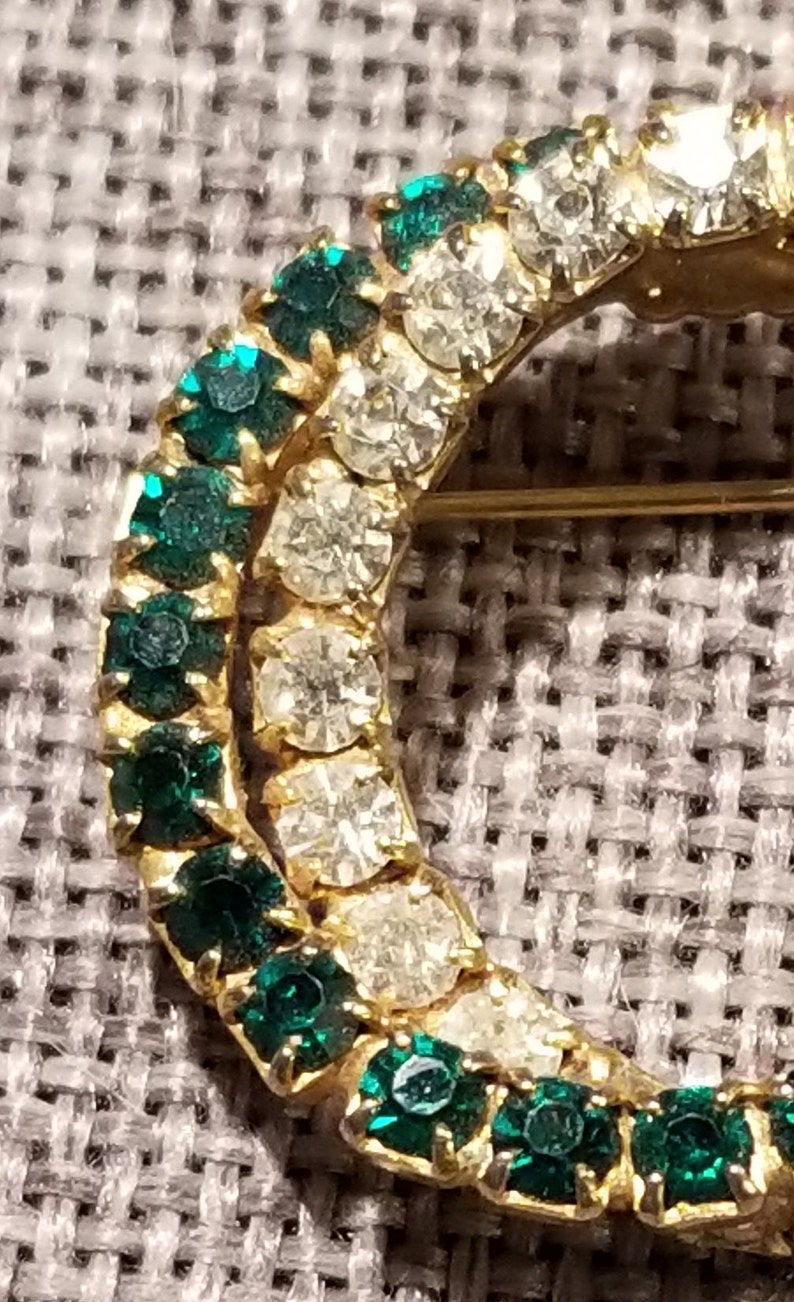 Intertwined Double Circle Emerald and Clear Rhinestone Brooch unsigned