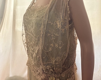 Vestido de noiva antigo dos anos 1920, com renda artesanal mista e flores de seda, tamanho M, excelente estado.
