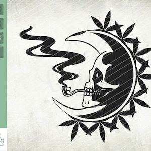 Puede incluir: Ilustración en blanco y negro de una calavera fumando una pipa, con una forma de media luna detrás. La calavera está rodeada por una corona de hojas de marihuana.